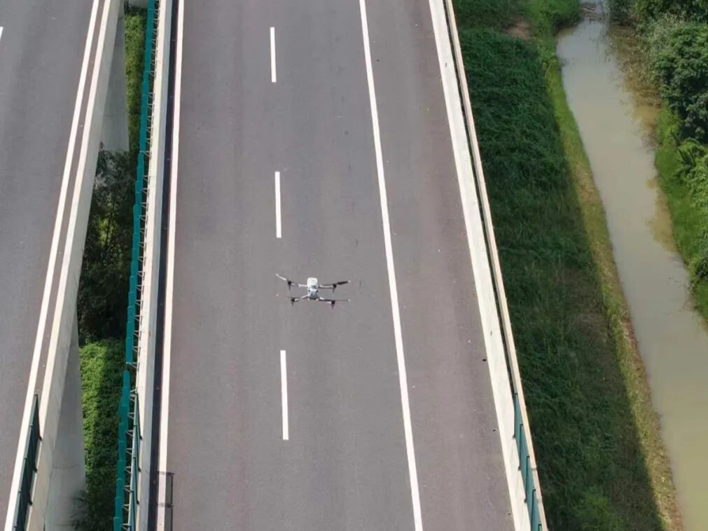 科技赋能公路养护｜安徽万里公路桥梁：无人机+AI巡检，为道路安全装上“空中鹰眼”