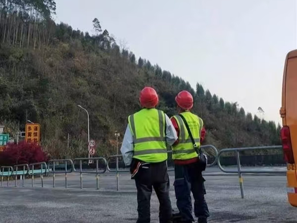 无人机 AI 公路病害巡检：从空中视角到工单闭环